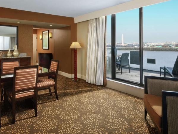 DoubleTree by Hilton Washington DC - Crystal City : photo 3 de la chambre suite présidentielle