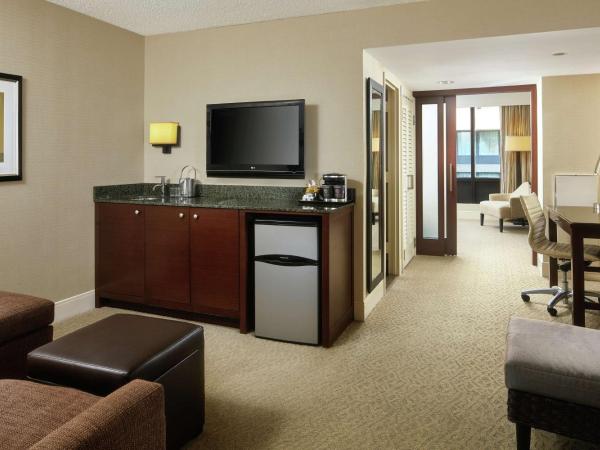 DoubleTree by Hilton Washington DC - Crystal City : photo 1 de la chambre suite 2 chambres avec lit king-size et salon