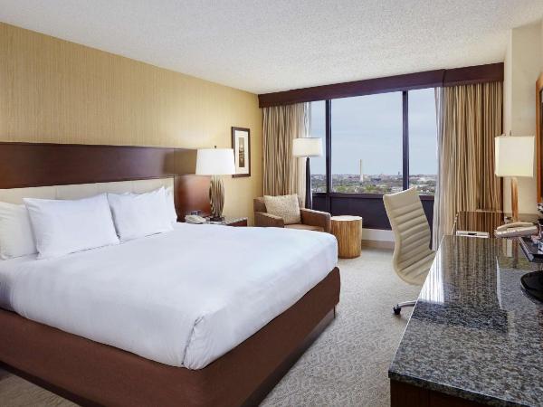DoubleTree by Hilton Washington DC - Crystal City : photo 2 de la chambre chambre lit king-size - vue sur ville