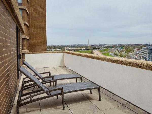 DoubleTree by Hilton Washington DC - Crystal City : photo 3 de la chambre suite king 1 chambre avec balcon