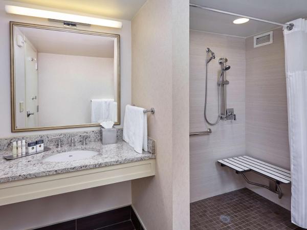 DoubleTree by Hilton Washington DC - Crystal City : photo 2 de la chambre chambre lit king-size avec douche accessible aux fauteuils roulants - accès aux personnes à mobilité réduite/non-fumeurs