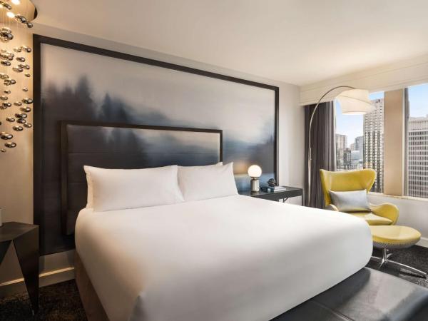 Hilton Motif Seattle : photo 2 de la chambre suite lit king-size avec canapé-lit - vue sur eau