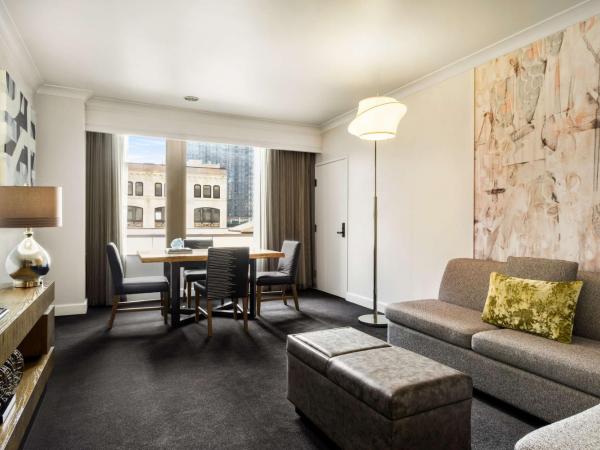 Hilton Motif Seattle : photo 3 de la chambre studio avec 2 lits queen-size et 1 canapé-lit