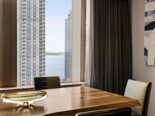 Hilton Motif Seattle : photo 6 de la chambre suite lit king-size avec canapé-lit - vue sur eau