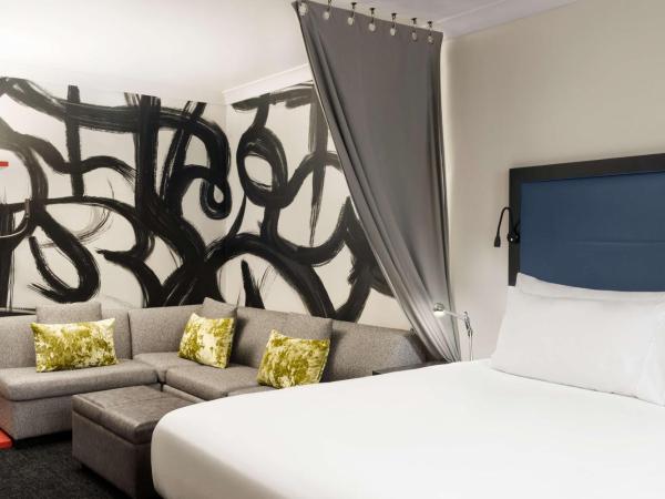 Hilton Motif Seattle : photo 3 de la chambre chambre lit king-size avec canapé-lit - vue sur horizon