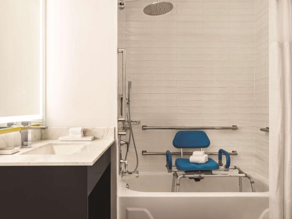 Hilton Motif Seattle : photo 6 de la chambre queen room with two queen beds and tub - mobility and hearing access