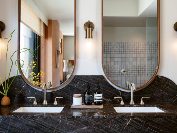 Downtown Los Angeles Proper Hotel, a Member of Design Hotels : photo 6 de la chambre chambre deluxe avec 2 lits queen-size - accessible aux personnes à mobilité réduite