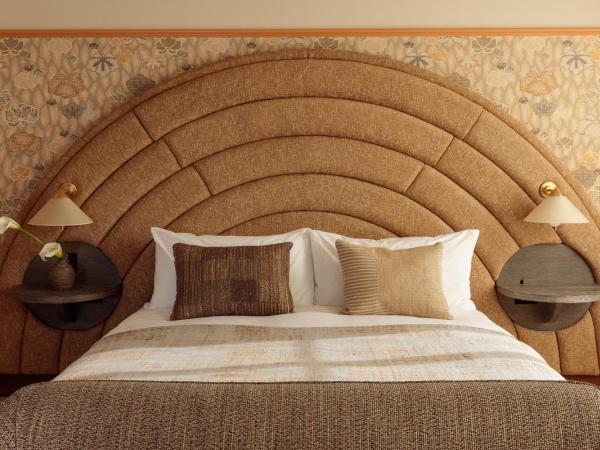 Santa Monica Proper Hotel, a Member of Design Hotels : photo 7 de la chambre chambre lit king-size avec terrasse végétalisée - landmark