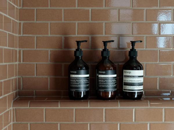 Santa Monica Proper Hotel, a Member of Design Hotels : photo 10 de la chambre chambre lit king-size avec terrasse végétalisée - landmark