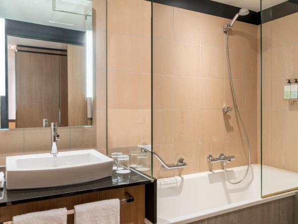 Le Parchamp, a Tribute Portfolio Hotel, Paris Boulogne : photo 7 de la chambre chambre familiale avec 2 lits doubles.