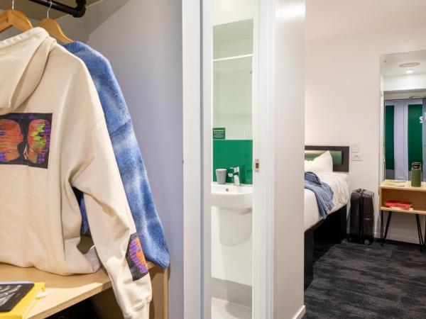 LyLo Queenstown : photo 7 de la chambre chambre lit queen-size avec salle de bains privative 
