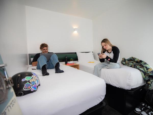 LyLo Queenstown : photo 5 de la chambre twin room with ensuite - interior facing