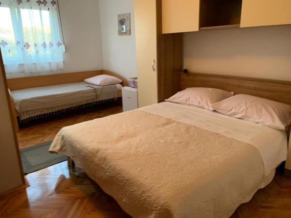 Apartments and rooms by the sea Brodarica, Sibenik - 21536 : photo 2 de la chambre chambre triple