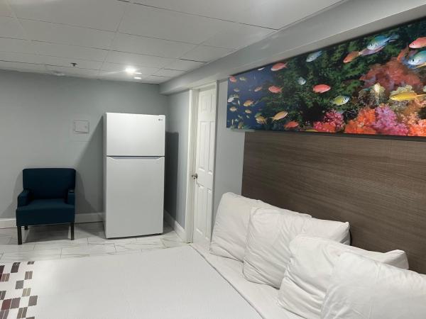 Red Roof PLUS & Suites Virginia Beach - Seaside : photo 5 de la chambre chambre lit king-size supérieure avec cuisine - non-fumeurs