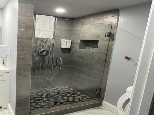 Red Roof PLUS & Suites Virginia Beach - Seaside : photo 7 de la chambre chambre lit king-size supérieure avec cuisine - non-fumeurs