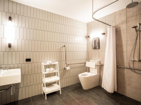 Mövenpick Hotel Hobart : photo 3 de la chambre accessible interior room with two queen beds