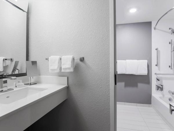 Courtyard Tampa Brandon : photo 8 de la chambre chambre lit king-size avec canapé-lit