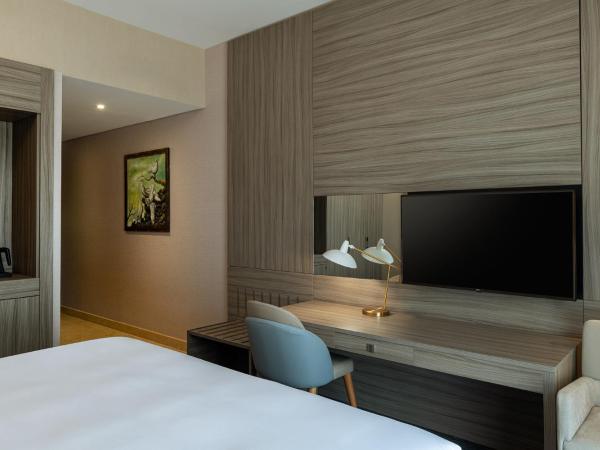 Four Points by Sheraton Production City, Dubai : photo 1 de la chambre standard king bed, (comp. shuttle to dmcc metro, marina mall & jbr, 20% off on f&b outlet)