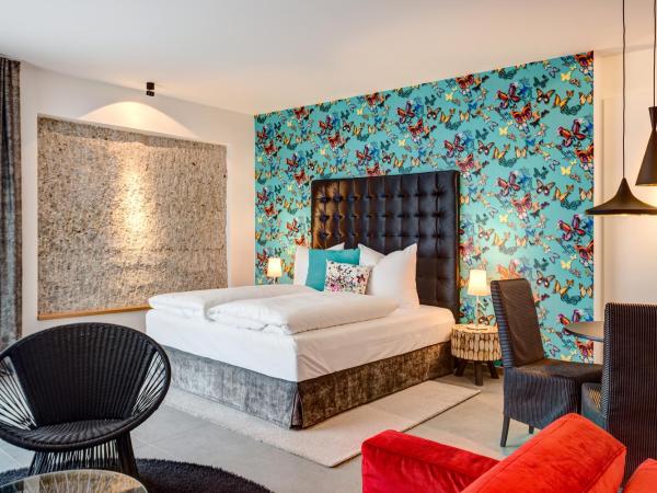 Hotel im Bunker : photo 2 de la chambre studio supérieur avec terrasse et jardin