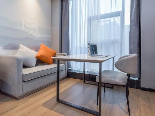 GreenTree Eastern Hotel Chongqing Jiefangbei International Airport Lushan Subway Station : photo 3 de la chambre chambre lit king-size supérieure