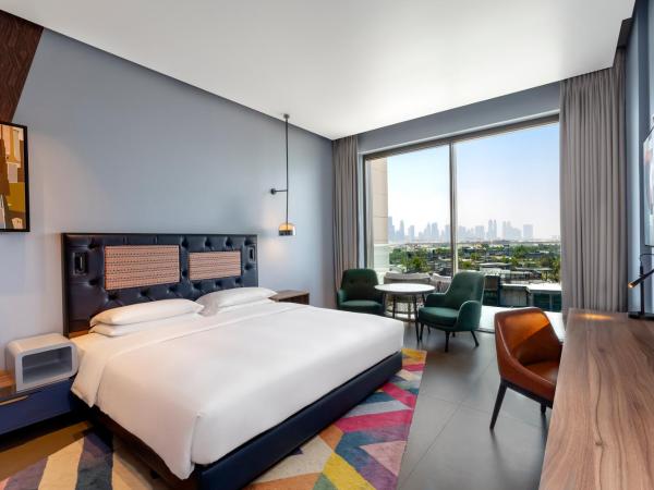 Hyatt Centric Jumeirah Dubai : photo 5 de la chambre chambre lit king-size avec balcon - vue sur ville