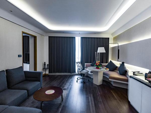 DoubleTree by Hilton Ahmedabad : photo 1 de la chambre suite lit king-size 1 chambre exécutive
