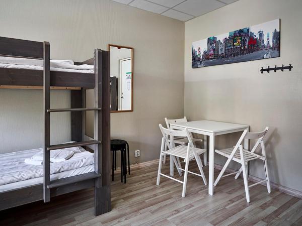 Göteborg Hostel : photo 3 de la chambre economy quadruple room with shared bathroom with a skylight