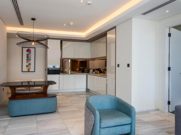 Th8 Palm Dubai Beach Resort, Vignette Collection, an IHG hotel : photo 2 de la chambre suite 1 chambre avec balcon, cuisine et canapé-lit - accessible aux personnes à mobilité réduite