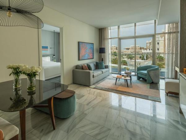 Th8 Palm Dubai Beach Resort, Vignette Collection, an IHG hotel : photo 2 de la chambre suite 1 chambre avec balcon, cuisine et canapé-lit - vue sur mer d'arabie