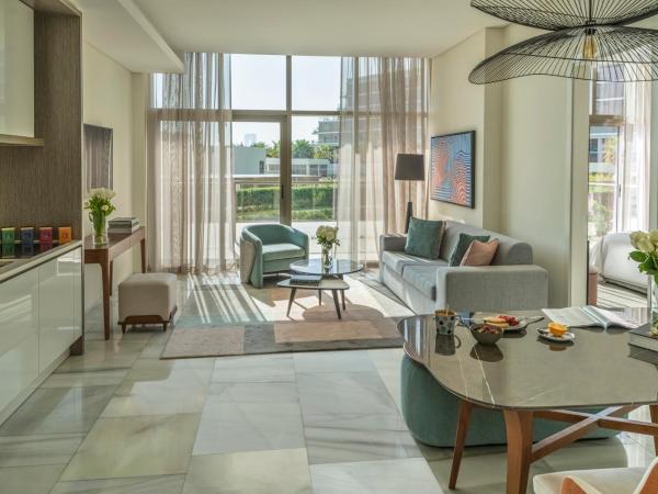 Th8 Palm Dubai Beach Resort, Vignette Collection, an IHG hotel : photo 1 de la chambre suite 1 chambre avec canapé-lit, accès au jardin, balcon et cuisine