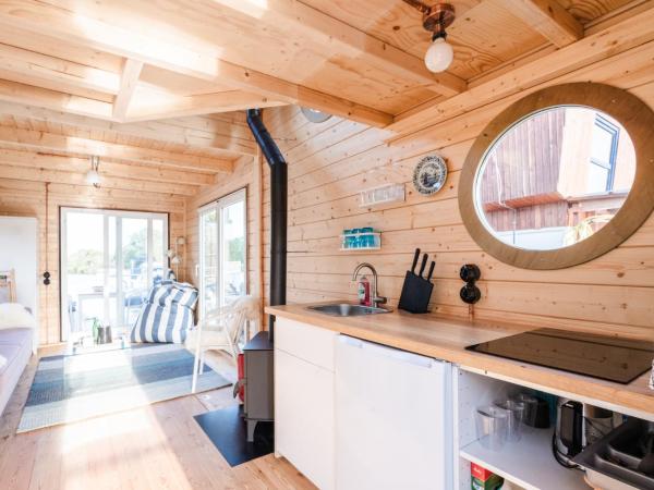 Tolles Tiny-Hausboot GÜNTER mit Dachterrasse : photo 10 de la chambre mobile home