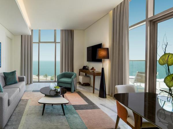 Th8 Palm Dubai Beach Resort, Vignette Collection, an IHG hotel : photo 2 de la chambre suite familiale 2 chambres avec balcon, cuisine et canapé-lit - vue sur mer d'arabie