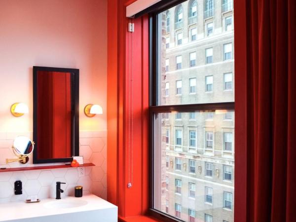 Angad Arts Hotel : photo 4 de la chambre hébergement loft avec lit king-size et baignoire