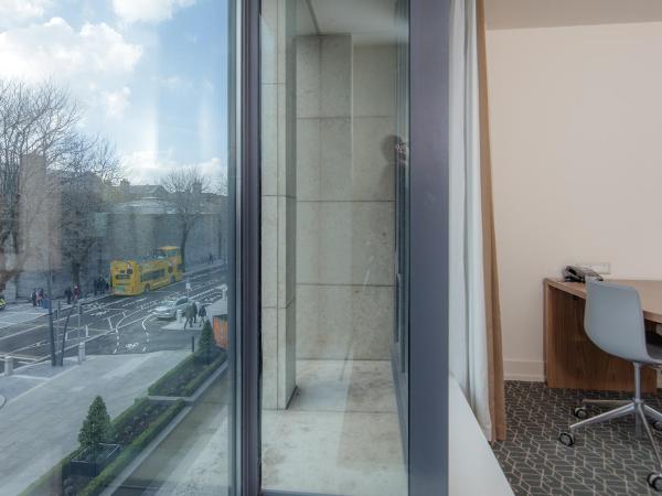 Hilton Dublin Kilmainham : photo 2 de la chambre chambre lit king-size avec vue