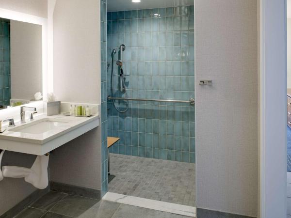 Hilton Los Angeles-Culver City, CA : photo 3 de la chambre chambre lit king-size avec douche accessible en fauteuil roulant - adaptée aux personnes à mobilité réduite