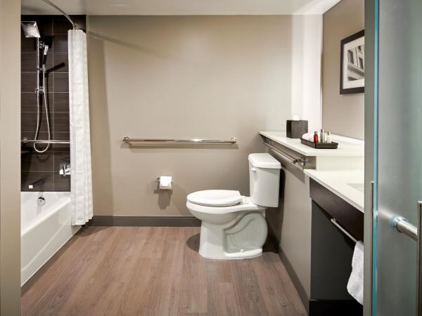 Dallas-Addison Marriott Quorum by the Galleria : photo 4 de la chambre chambre lit king-size avec baignoire adaptée aux personnes à mobilité réduite