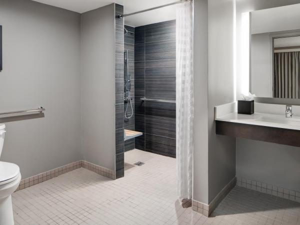 Dallas-Addison Marriott Quorum by the Galleria : photo 7 de la chambre chambre lit king-size avec baignoire adaptée aux personnes à mobilité réduite