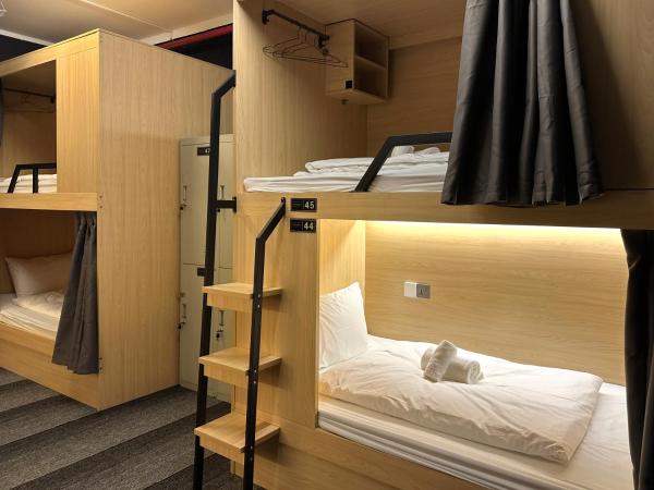 THE ROOM Capsule Hotel : photo 2 de la chambre lit superposé dans dortoir mixte