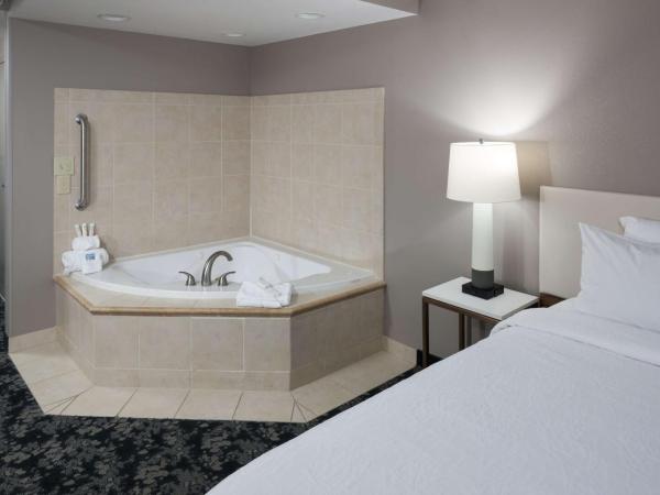 Hilton Garden Inn Nashville Vanderbilt : photo 3 de la chambre chambre lit king-size avec baignoire spa