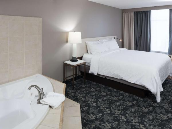 Hilton Garden Inn Nashville Vanderbilt : photo 5 de la chambre chambre lit king-size avec baignoire spa