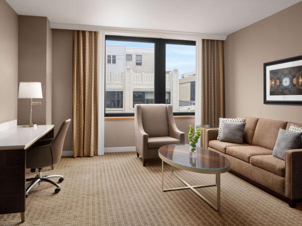 Hilton Indianapolis Hotel & Suites : photo 1 de la chambre deluxe king room with sofa bed and fridge - non-smoking