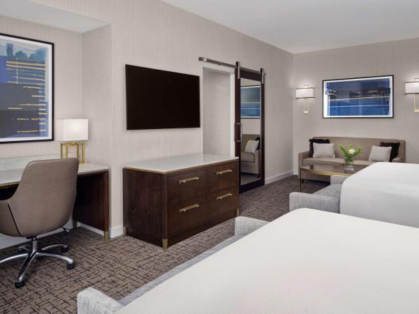 Hilton Indianapolis Hotel & Suites : photo 1 de la chambre chambre de luxe avec 2 lits queen-size et 1 canapé-lit