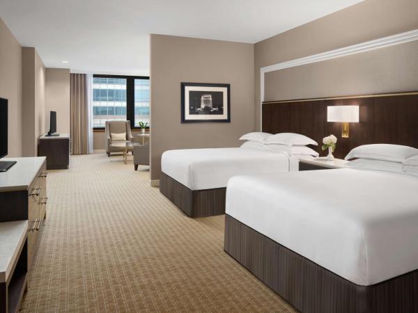 Hilton Indianapolis Hotel & Suites : photo 2 de la chambre junior queen suite with sofa bed and living area