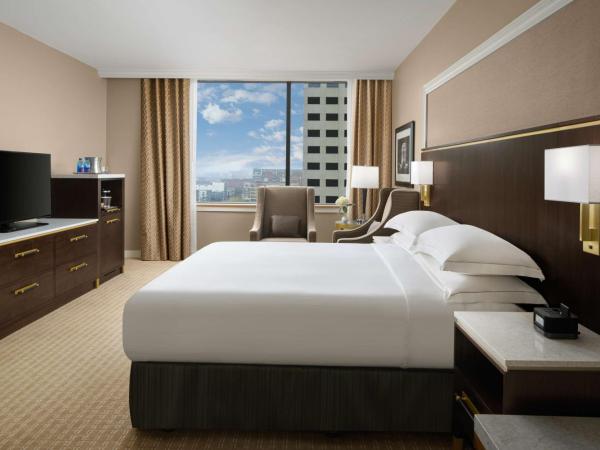 Hilton Indianapolis Hotel & Suites : photo 2 de la chambre king room with fridge