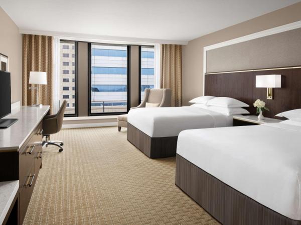 Hilton Indianapolis Hotel & Suites : photo 1 de la chambre queen room with two queen beds and fridge
