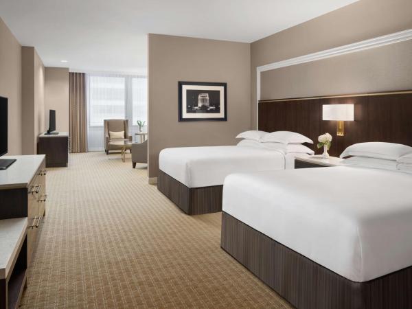 Hilton Indianapolis Hotel & Suites : photo 3 de la chambre junior queen suite with sofa bed and living area