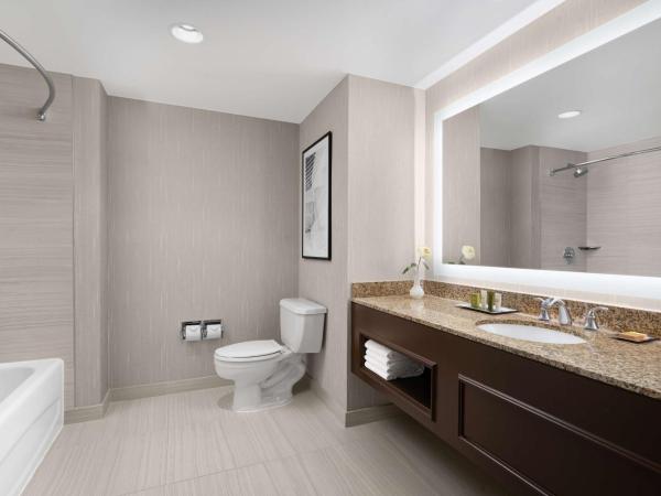 Hilton Indianapolis Hotel & Suites : photo 3 de la chambre queen room with two queen beds and fridge