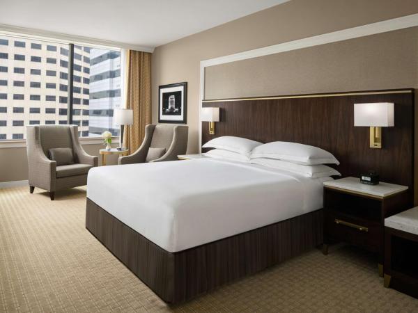 Hilton Indianapolis Hotel & Suites : photo 3 de la chambre king room with fridge