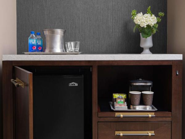 Hilton Indianapolis Hotel & Suites : photo 4 de la chambre king room with fridge