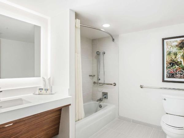 DoubleTree by Hilton New Orleans : photo 5 de la chambre king room with bath tub - mobility and hearing accessible